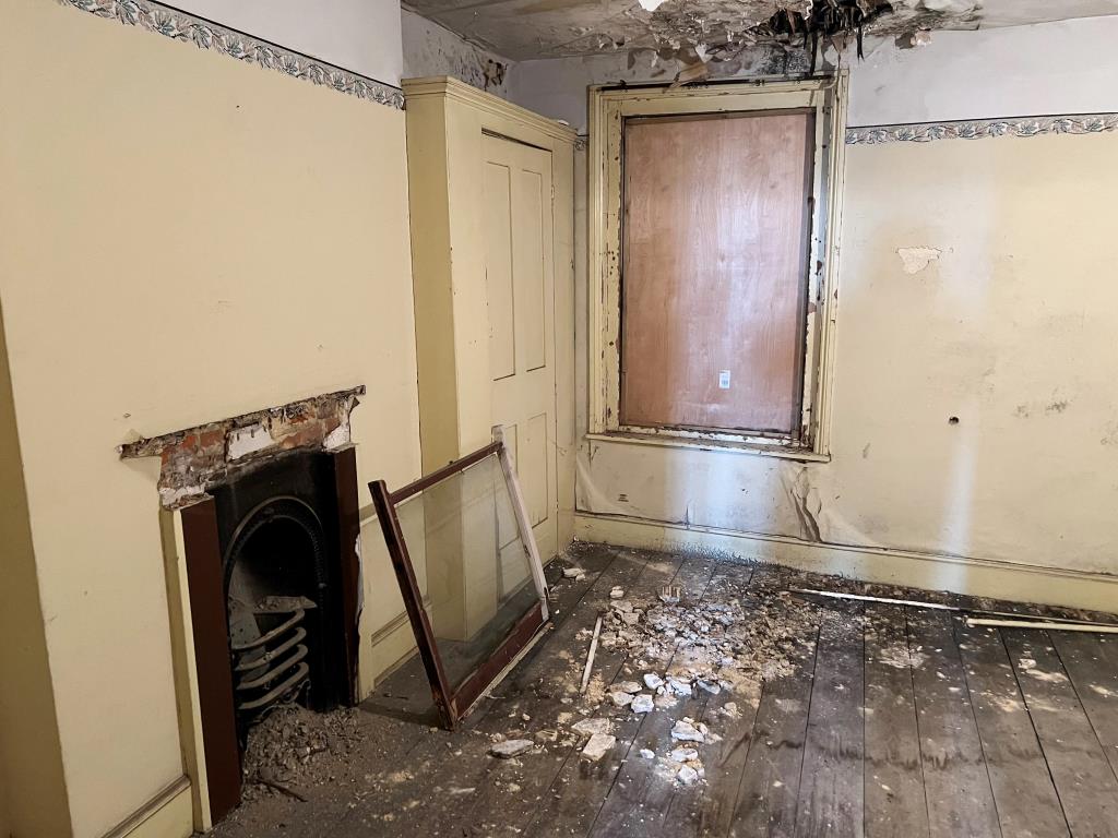 Lot: 54 - SUBSTANTIAL TOWN CENTRE INVESTMENT WITH CONSENT FOR FIVE ADDITIONAL FLATS - Upper floors for conversion